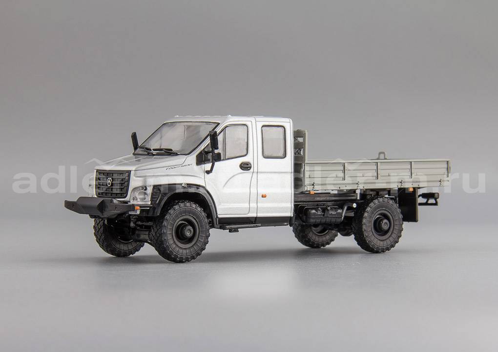 НАШ АВТОПРОМ 1:43 Горьковский автомобиль С42 А33 (серебристый) H245.2