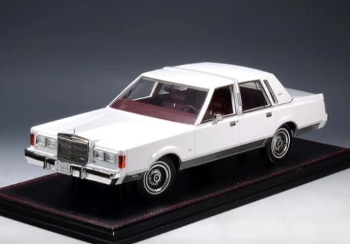 GLM + STAMP MODELS 1:18 Lincoln Town Car Signature Series - 1989 (Arctic White) GLM181001