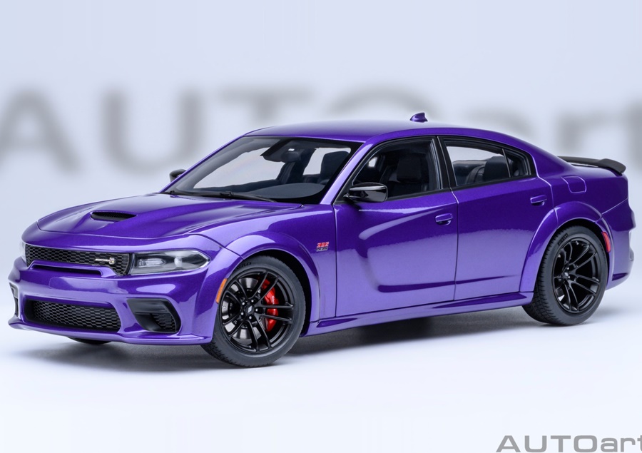 AUTOART 1:18 Dodge Charger Scat Pack Widebody (plum crazy) 71757