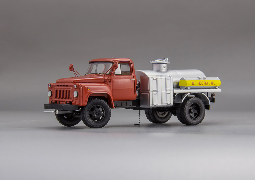 DIP MODELS 1:43 Автомобиль-заправщик «МЗ-3607» «Автопром «50 лет» - 1974 г. 105229