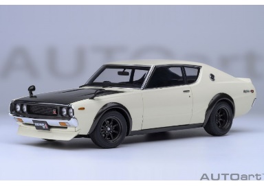 AUTOART 1:18 Nissan Skyline 2000 GT-R (KPGC110) Tuned Version "Carbon black bonnet" (white) 77478