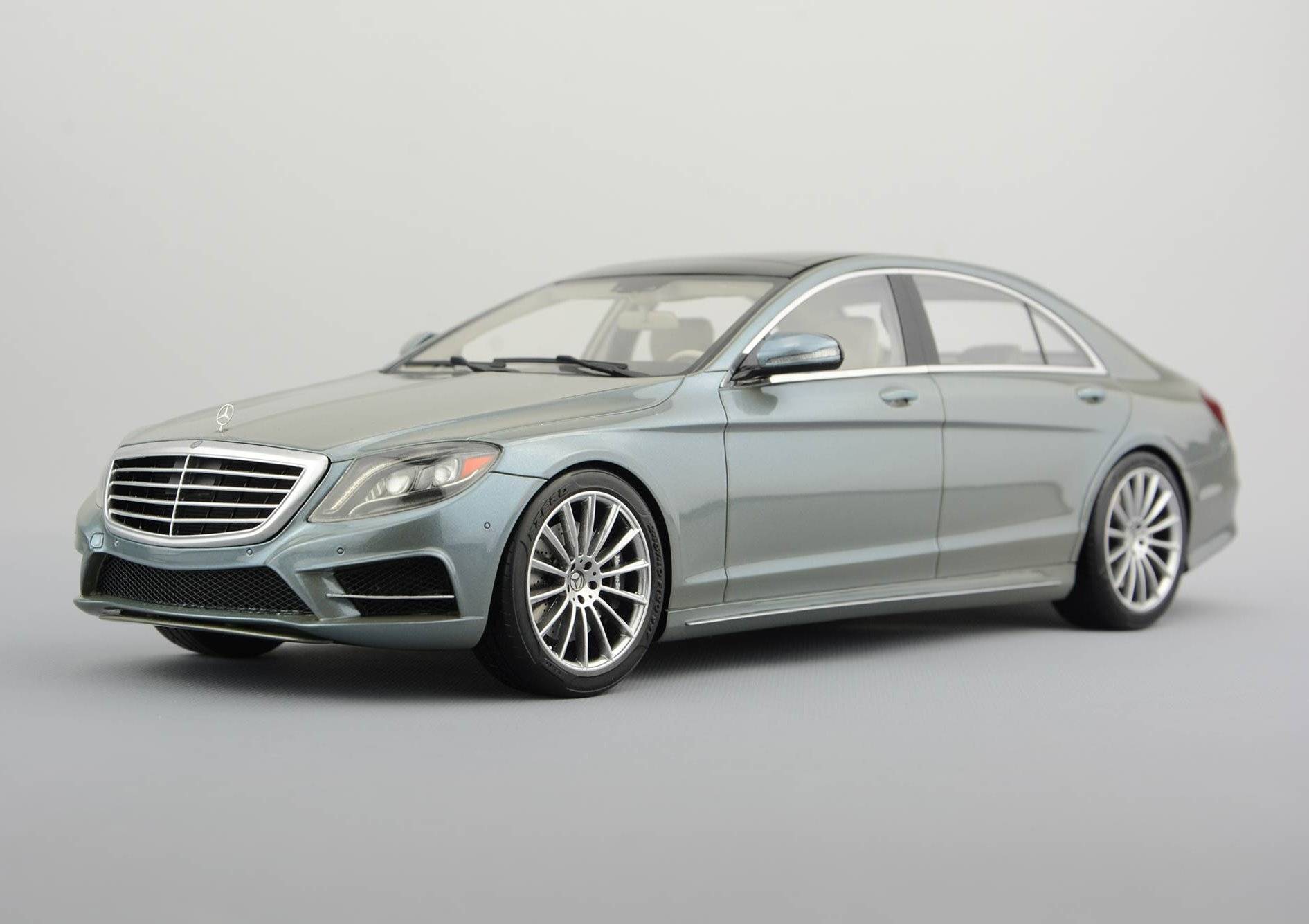 FRONTIART  1:18 Mercedes-Benz S-Class (V222) (cyan) F044-25