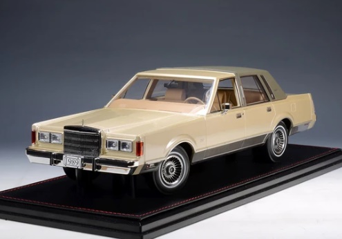 GLM + STAMP MODELS 1:18 Lincoln Town Car Signature Series - 1989 (Sandstone Clearcoat Metallic) GLM181002
