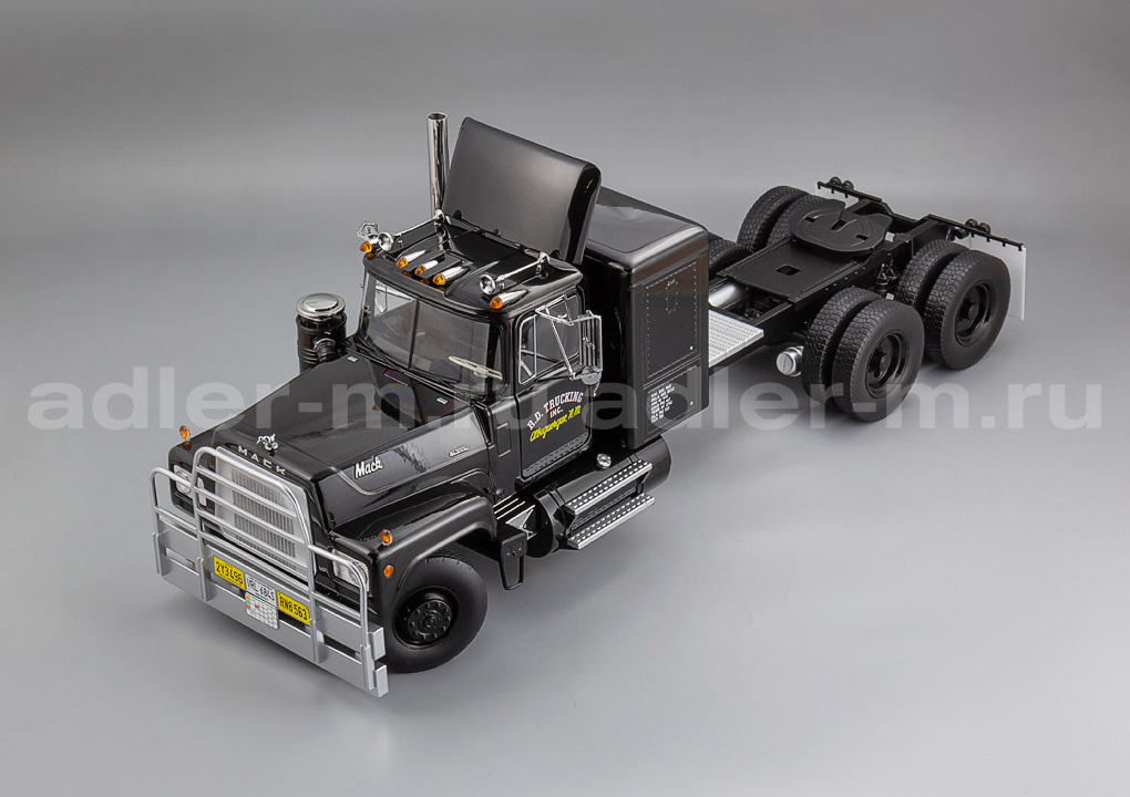 ROAD KINGS 1:18 Mack RL700L - 1974 (black) RK180171