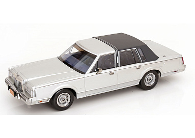 Lincoln 1:18 Lincoln Town Car - 1985 (из к.ф. "Air") (silver/darkgrey) KKDC181784